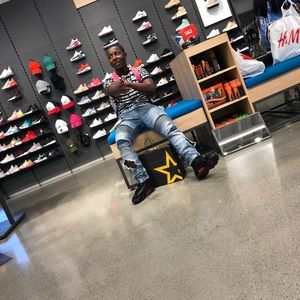 Meet your Posher, Derrick